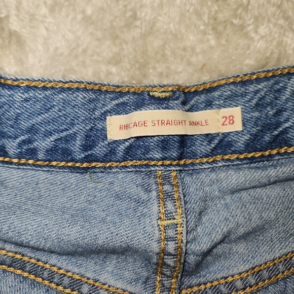 Levi's Distressed Ribcage Straight Ankle - Picture 4 of 6